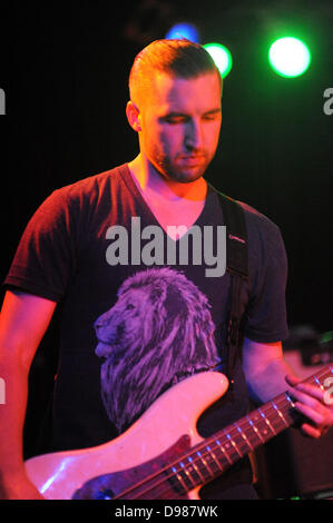 West Hollywood, Californie, USA. 13 Juin, 2013. JON THOMPSON-musicien, bassiste du groupe de rock, presque l'exécution au Roxy, West Hollywood. Scott Mitchell Crédit/ZUMA Press/Alamy Live News Banque D'Images