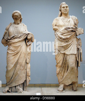 Statue colossale d'un homme et femme de la Mausolée d'Halikarnassos, Grec, autour de 350 av. J.-C. à partir de Bodrum moderne, au sud-ouest de la Turquie. Traditionnellement identifiés comme Hekatomnid Maussollos, de la dynastie. C'est le mieux préservé de la colossale chiffres du mausolée dynastique, même s'il a été reconstruit à partir d'au moins soixante-sept fragments. Banque D'Images