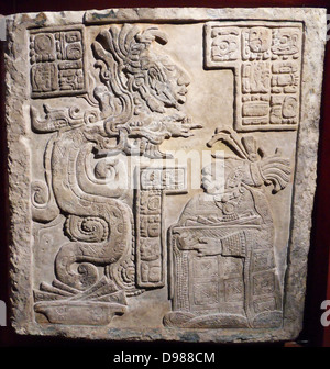 Yaxchilan linteau 15Maya, période Classique (600-900 AD) de Yaxchilán, au Mexique. Un serpent apparition d'un temple maya. Banque D'Images