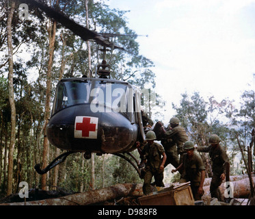 Voies de fait sur la colline 875, Vietnam, Novembre 1967 : Les membres de la Brigade de 173d victimes charge sur un hélicoptère transportant l'emblème de la Croix Rouge pour l'évacuation vers un hôpital de campagne. Banque D'Images