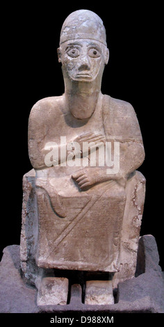 Fin de l'âge du Bronze, république, 16ème siècle avant J.-C.. De dites Atchana Alalakh (ancienne), la Turquie. La statue d'un roi d'Alalakh, couvert de sa biographie dans l'écriture cunéiforme. Cette statue représente extraordinaires événements * règne, un roi d'Alalakh. Il a été découvert par l'excavatrice Leonard Woolley dans les ruines d'un temple sur le site de Tell Atchana (ancienne Alalakh). La statue est inscrit à l'akkadien, à l'aide d'une écriture cunéiforme, avec une autobiographie d'événements * règne. Banque D'Images