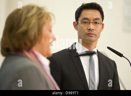 Berlin, Allemagne. 14 Juin, 2013. Le ministre allemand de l'économie et de la technologie, Philipp Roesler et Sabine Leutheusser-Schnarrenberger faire une déclaration sur la protection des données Les données de l'internet et la surveillance à l'scanal US Ministère allemand des affaires économiques à Berlin, Allemagne, 14 juin 2013. Roesler Schnarrenberger et rencontrer des représentants de sociétés de l'internet, tels que Microsoft et Google. Photo : SPATA OLE/dpa/Alamy Live News Banque D'Images