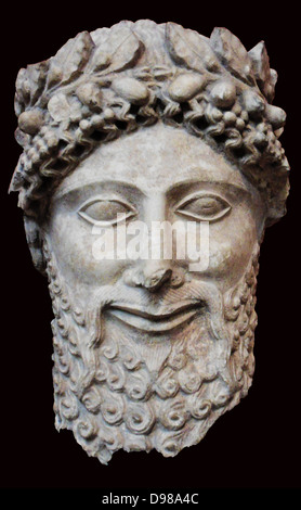 Tête en pierre calcaire d'une statue d'un adorateur barbu. Fait à Chypre 475-450 BC. Du sanctuaire d'Apollon à Idalion. Il porte une couronne de laurier avec des perles ou des glands. Ses cheveux ont une bordure de boucles en spirale et peignés est en tresses sur la couronne qui tombent vers le bas du cou. Banque D'Images