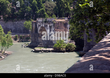 Ponte Rotto, vieux pont en face de Isola Tiberina Banque D'Images