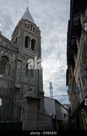 Cathédrale St Joseph à côté d'un minaret de mosquée Jitah-Li-La Banque D'Images