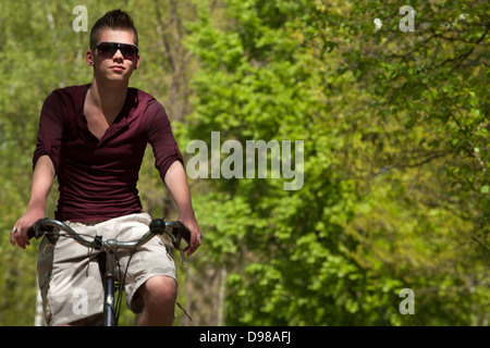 Jeune adolescent monte sur son vélo Banque D'Images