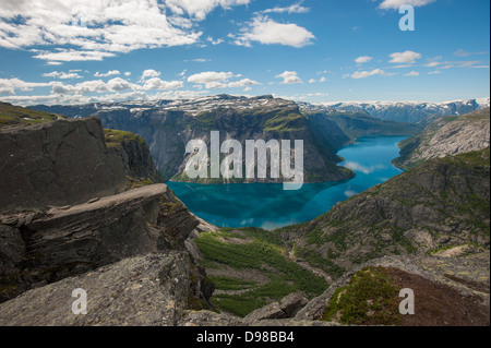 Trolltunga, Troll's tongue rock, au-dessus du lac Ringedalsvatnet, Norvège Banque D'Images