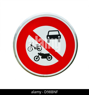 Une coupe d'un panneau routier française prohibting l'utilisation de véhicules à moteur Banque D'Images
