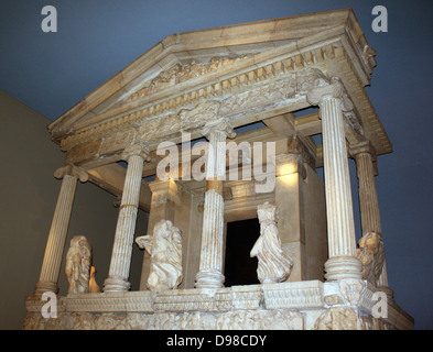 Statue de la Néréide Monument, qui tient son nom de la mer, nereids-nymphes dont les statues ont été placés entre les colonnes de cette tombe monumentale. Il a été construit pour l'Erbinna, gouverneur de Xanthos de Lycie, au sud-ouest de la Turquie. 390-380 BC. Banque D'Images