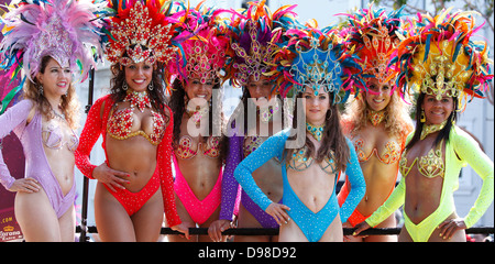 Très colorés, avec des danseurs au cours des coiffures carnaval dans Mission district, San Francisco, Californie, USA. Banque D'Images