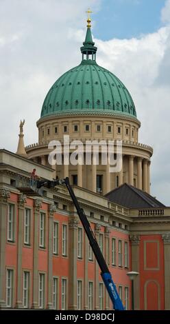 Potsdam, Allemagne. 14 Juin, 2013. L'église Saint-Nicolas et le nouveau bâtiment du parlement d'Etat du Brandebourg, représenté à Potsdam, Allemagne, 14 juin 2013. La conception de l'immeuble, situé dans la vieille ville de Potsdam, a été créé pour correspondre au palais de la ville de Potsdam. Photo : Patrick Pleul/dpa/Alamy Live News Banque D'Images