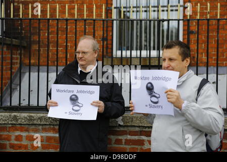 Dublin, Irlande. 14 juin 2013. Anti-JobBridge protestataire se tiennent à l'extérieur du bureau, Joan Burton est en visite, appelant à son d'abolir le régime d'internat. Taxe anti-ménage et des piquets de manifestants anti-JobBridge le ministre de la Protection Sociale Joan Burton (travail) lors de sa visite à un bureau de l'Organisation nationale irlandaise des chômeurs (INOU), appeler à l'abolition de l'impôt des ménages et le stagiaire. Crédit : Michael Debets/Alamy Live News Banque D'Images