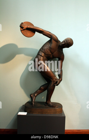 Diskobolos (lanceur de disque) de Myron. Un athlète est enroulé dans un memontary, pose, sur le point de lancer le disque - l'une des cinq épreuves du pentathlète. Le cast combine une statue sans tête de la Villa d'Hadrien à Tivoli et la tête d'une statue trouvée à Rome. Copié en étroite collaboration d'une statue de bronze perdu par le Victor, sculpteur athénien Myron, active c 460-440 BC. Banque D'Images