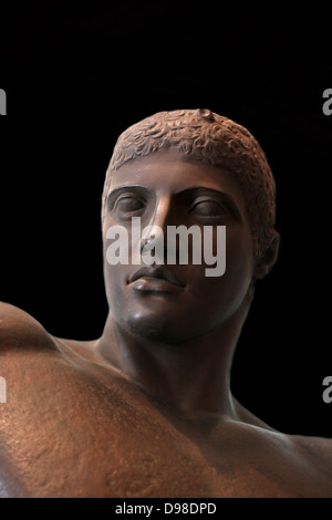 Diskobolos (lanceur de disque) de Myron. Un athlète est enroulé dans un memontary, pose, sur le point de lancer le disque - l'une des cinq épreuves du pentathlète. Le cast combine une statue sans tête de la Villa d'Hadrien à Tivoli et la tête d'une statue trouvée à Rome. Copié en étroite collaboration d'une statue de bronze perdu par le Victor, sculpteur athénien Myron, active c 460-440 BC. Banque D'Images