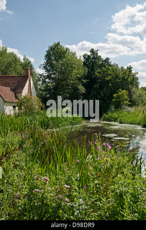 Image Portrait montrant Willy Lott's Cottage au moulin de Flatford près de Dedham, UK. Banque D'Images