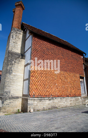 Au début du 17ème siècle avec façade carrelée, avec la jonction de pignon en pierre et cheminée Banque D'Images