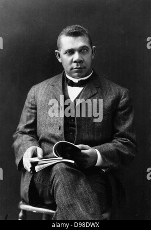 Booker T. Washington (1856-1915), éducateur et afro-américain des droits civiques. Portrait photographique de Booker assis et tenant un livre ouvert. Banque D'Images