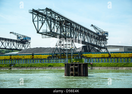 Le port du Rhin (Rheinhafen) à Bâle, Suisse. Banque D'Images