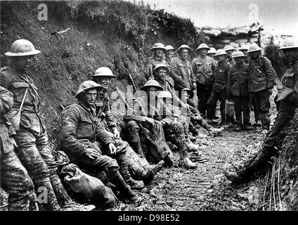 Première Guerre mondiale : Partie du Royal Irish Rifles dans une tranchée de communication le premier jour de la bataille de la Somme, l juillet 1916. Banque D'Images