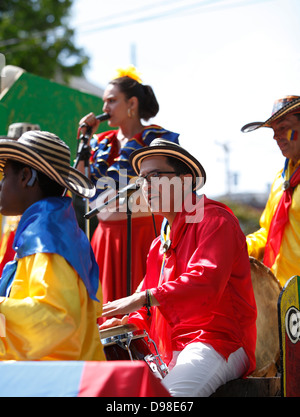 Les musiciens colombiens sur un flotteur en carnaval parade à Mission District, San Francisco, California, USA Banque D'Images