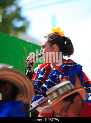 Les musiciens colombiens sur un flotteur en carnaval parade à Mission District, San Francisco, California, USA Banque D'Images