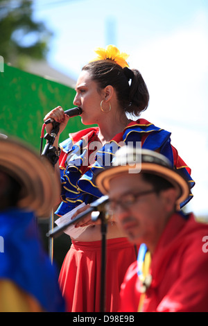 Les musiciens colombiens sur un flotteur en carnaval parade à Mission District, San Francisco, California, USA Banque D'Images