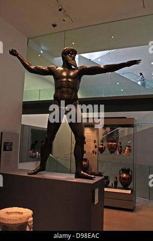 Statue en bronze (réplique moderne) trouvés dans la mer au large du cap Artemisium, Eubée, Grèce en 1928. Zeus ou un athlète âgée, pas Poséidon (deux doigts de la main droite une tenue clairement thong (ankyle) qui aurait été enroulée autour d'un ou Thunderbolt un javelot de lui donner un spin ; Poseidon trident, une arme qui serait rendu inutile s'il s'agissait de tourner en vol). L'original a été faite dans le milieu du cinquième siècle avant J.-C.. Banque D'Images