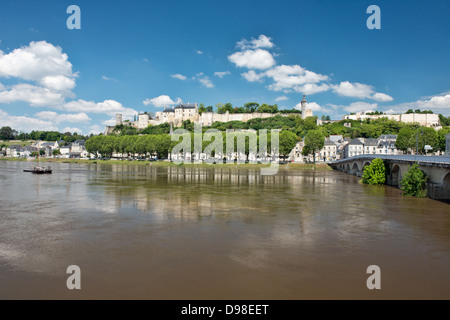 Château Chinon, Ville, bridge & un bateau traditionnel reflète dans la Loire Banque D'Images