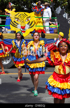 Danseurs colombiens et flotteur en Carnaval défilé dans Mission District, San Francisco, California, USA Banque D'Images