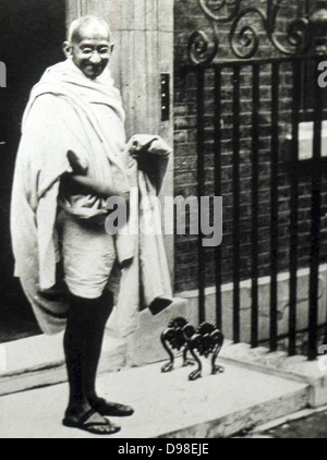 K Mahatma Gandhi (1869-1948) Avocat indien et leader du mouvement pour l'indépendance de l'Inde, a visité l'Angleterre en 1931, ,à participer à la deuxième Table ronde. Il s'est rendu le Premier ministre britannique Ramsay MacDonald, au 10 Downing Street. Banque D'Images
