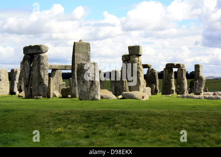 Stonehenge est un monument préhistorique situé dans le comté anglais de Wiltshire, l'un des sites les plus célèbres dans le monde entier. Il est composé de terrassements entourant un réglage circulaire de grands menhirs. C'est le centre de la plus dense de complexe Néolithique et âge du Bronze monuments historiques en Angleterre, dont plusieurs centaines de supports d'inhumation. Banque D'Images