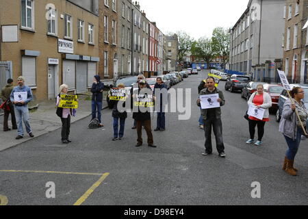 Dublin, Irlande. 14 juin 2013. Anti-JobBridge et anti-contestation fiscale des ménages sont le bureau du piquetage, ministre Joan Burton est en visite. Taxe anti-ménage et des piquets de manifestants anti-JobBridge le ministre de la Protection Sociale Joan Burton (travail) lors de sa visite à un bureau de l'Organisation nationale irlandaise des chômeurs (INOU), appeler à l'abolition de l'impôt des ménages et le stagiaire. Crédit : Michael Debets/Alamy Live News Banque D'Images