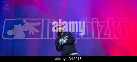 Fred Durst, le chanteur du groupe américain Limp Bizkit, effectue sur une scène de musique Festival Rock im Park à Nuremberg, Allemagne, 09 juin 2013. Plus de 70 000 fans de musique rock étaient attendues au festival. Photo : DANIEL KARMANN Banque D'Images