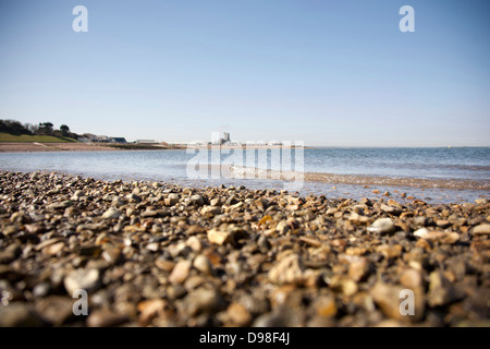 Plage de galets et mer à Swalecliffe, Kent, Angleterre, Royaume-Uni le jour ensoleillé, ciel bleu montrant courbe du bay Banque D'Images