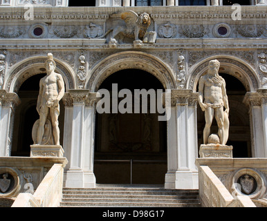 (Détail) caractéristique de l'architecture du Palais des Doges à Venise, Italie. Le palais était la résidence du Doge de Venise, le Banque D'Images