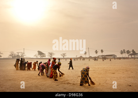 Nettoyage des femmes du village de Dionewar situé sur une île déserte dans l'embouchure du fleuve Saloum, au Sénégal. Banque D'Images
