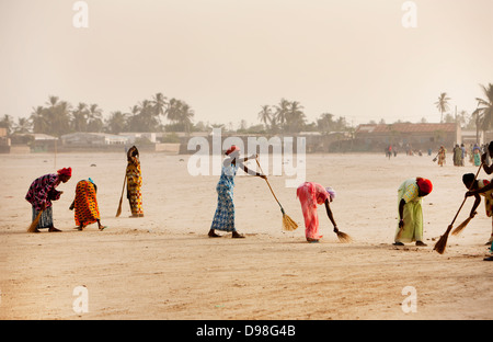 Nettoyage des femmes du village de Dionewar situé sur une île déserte dans l'embouchure du fleuve Saloum, Sénégal, Afrique Banque D'Images