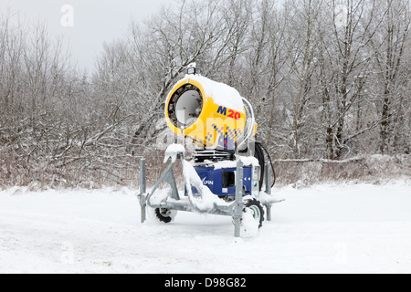 M20 Snow cannon au repos couvert de neige Banque D'Images