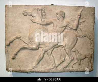 Un jeune avec son cheval et de chien. Roman, à propos d'AD125. Trouvé à la Villa d'Hadrien, Tivoli. Cette jeunesse une fois son cheval fougueux contrôlé avec une bride métallique fixé sur le trou dans le marbre à sa bouche. Le relief est une création romaine, conçus pour décorer un mur de la Villa d'Hadrien. Il a été influencé par les modèles grecs classiques, tels que le Parthénon frise. Banque D'Images