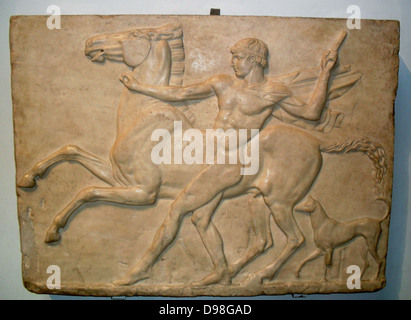 Un jeune avec son cheval et de chien. Roman, à propos d'AD125. Trouvé à la Villa d'Hadrien, Tivoli. Cette jeunesse une fois son cheval fougueux contrôlé avec une bride métallique fixé sur le trou dans le marbre à sa bouche. Le relief est une création romaine, conçus pour décorer un mur de la Villa d'Hadrien. Il a été influencé par les modèles grecs classiques, tels que le Parthénon frise. Banque D'Images