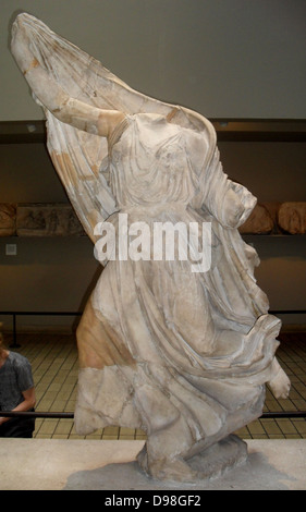 Statue de la Néréide Monument, qui tient son nom de la mer, nereids-nymphes dont les statues ont été placés entre les colonnes de cette tombe monumentale. Il a été construit pour l'Erbinna, gouverneur de Xanthos de Lycie, au sud-ouest de la Turquie. 390-380 BC. Banque D'Images