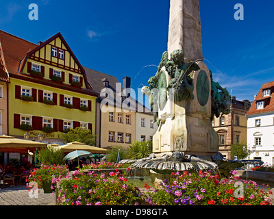 Marché avec café en plein air et Luitpold fontaine dans Kulmbach, Haute-Franconie, Bavière, Allemagne Banque D'Images