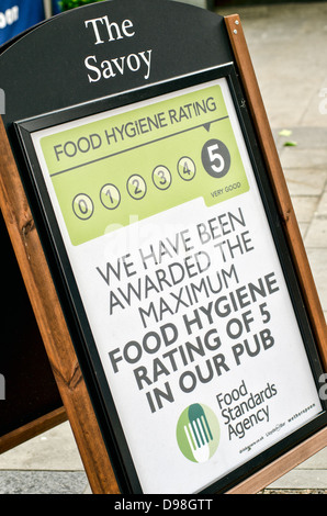 Un signe, à l'extérieur d'un pub britannique. Proclamer un haut standard d'hygiène alimentaire en utilisant les scores sur les portes du système. Banque D'Images