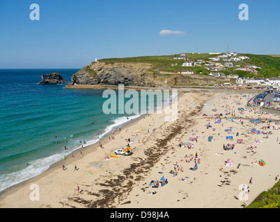 Portreath beach à Cornwall UK. Depuis le haut d'une falaise sur une journée ensoleillée. Banque D'Images