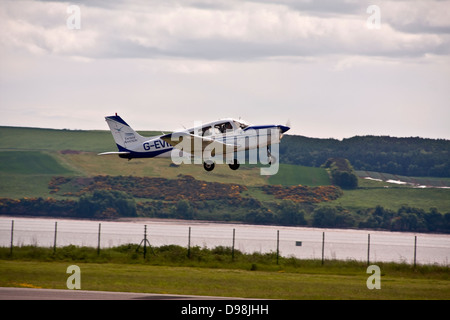 L'Aviation Tayside Piper PA-28 Warrior G-EVIE light décollant monoplan de l'aéroport de Dundee, Royaume-Uni Banque D'Images