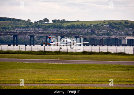 Une Aviation Tayside Grob G115 Tutor T.1 / G-Heron BVHG avions qui décollent de l'aéroport de Dundee, Royaume-Uni Banque D'Images