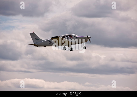 Aviation Tayside Piper PA-28 Warrior G-BIIT avions qui décollent de l'aéroport de Dundee, Royaume-Uni