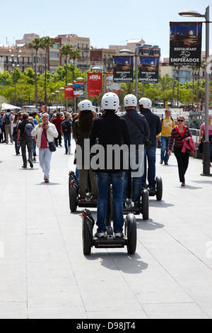 Les touristes en visite en segway port Vell barcelona la catalogne espagne Banque D'Images