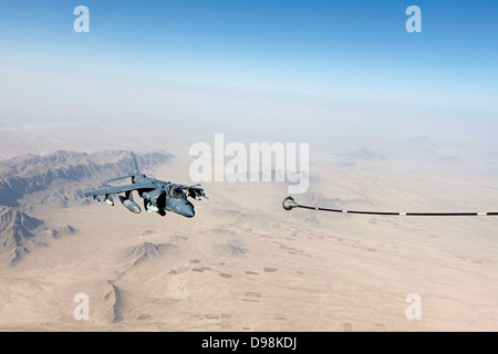 Avions AV-8B Harrier avec Marine Attack Squadron 311 reçoivent l'appui d'un KC-130J Hercules avec ravitaillement aérien maritime Banque D'Images