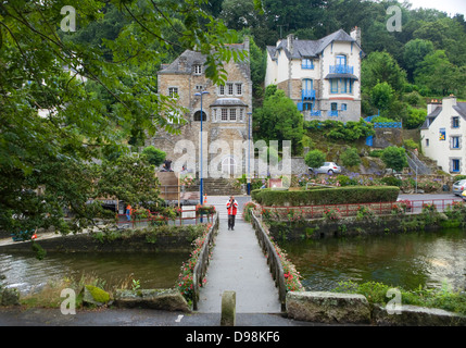 Pont, maisons et rivière. Pont-Aven. Département.Bretagne, nord-ouest de la France, l'Europe. Banque D'Images